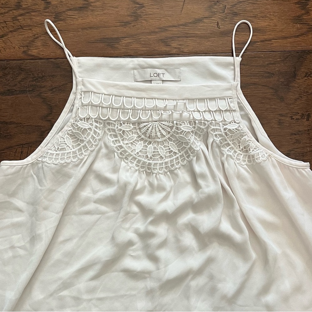 White detailed loft tank